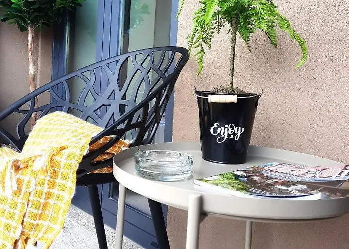 Smiling Places - In Daire *