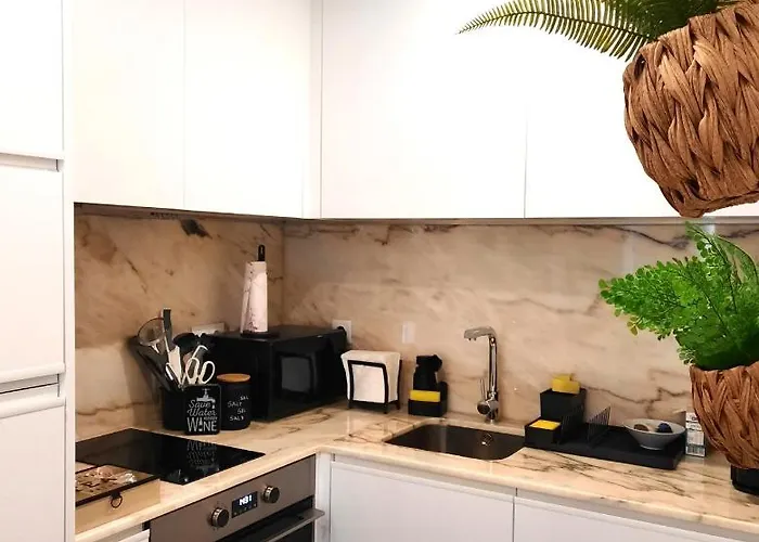 Smiling Places - In Daire *